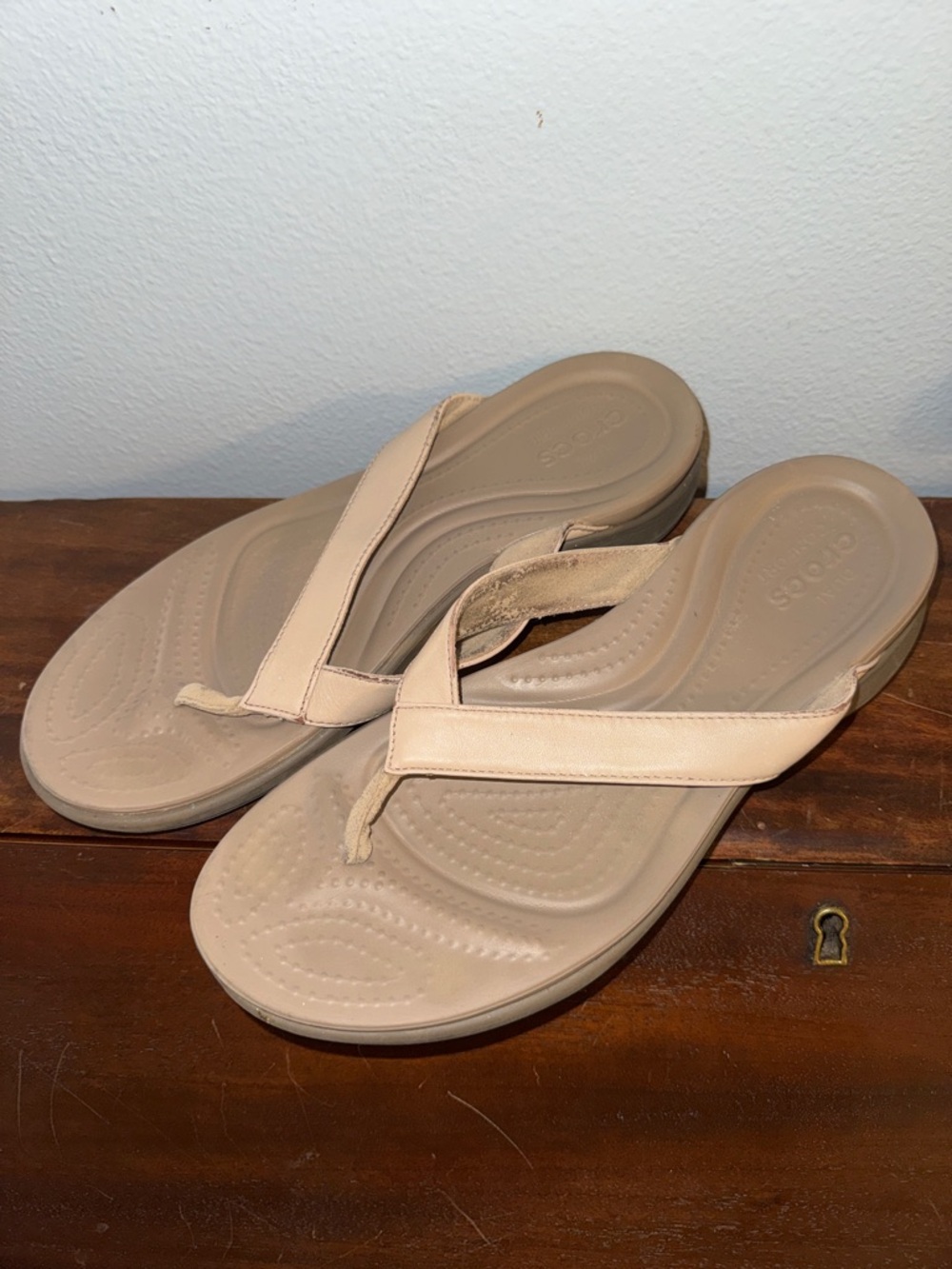 Crocs Capri V Flip Flop Sandals Leather Straps Tan Size 8